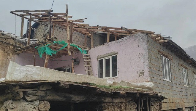Çatak’taki fırtınanın bilançosu: 50’den fazla evin çatısı uçtu, 100’ün üzerinde ağaç devrildi