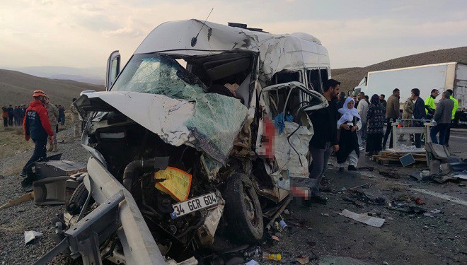 Van'da kamyonla yolcu minibüsü çarpıştı: 7 ölü 12 yaralı!