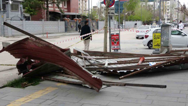 Van’da etkili olan fırtına çatıları uçurdu, ağaçları devirdi