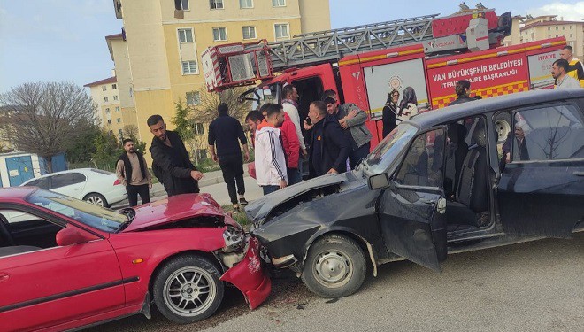 Van’da iki otomobil kafa kafaya çarpıştı: 1 yaralı