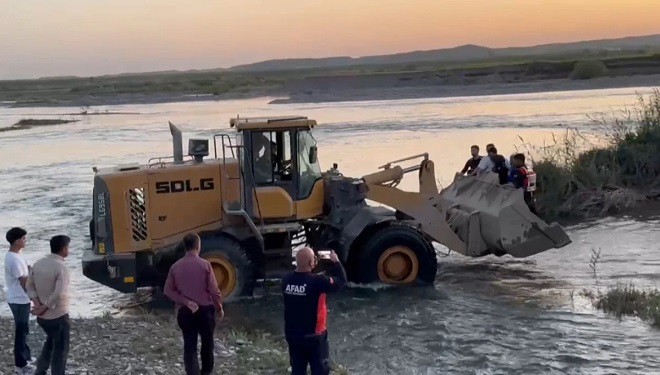 Çayda mahsur kalan 25 kişi kepçeyle kurtarıldı!