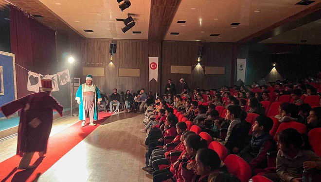 Gürpınarlı çocuklar ilk defa tiyatroyla buluştu