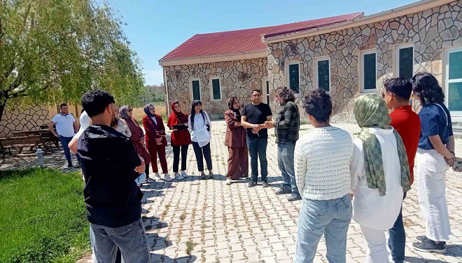 Öğrenciler yaban hayvanlarını ve doğayı
