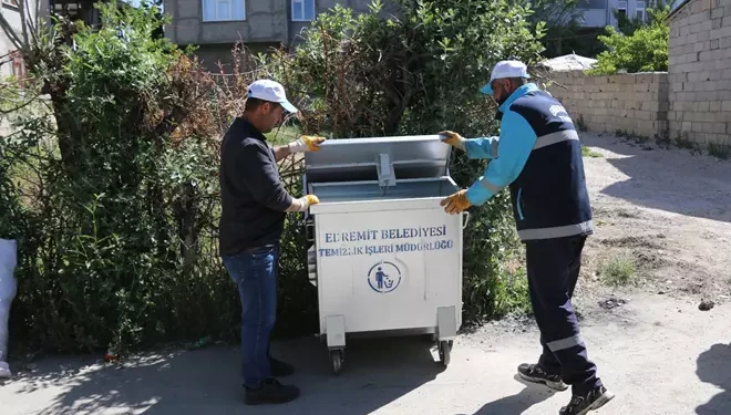 Edremit’te 600’ü aşkın çöp konteyneri dağıtılıyor  