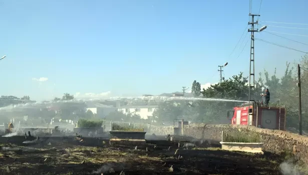 Van'da mezarlıktaki yangın söndürüldü; bazı mezarlar zarar gördü
