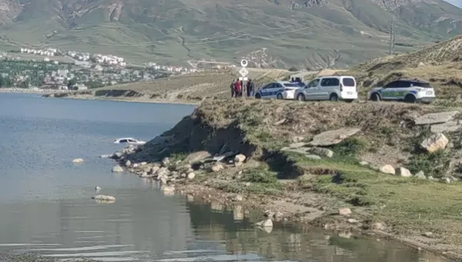Van’da virajı alamayan otomobil Sıhke Göleti’ne uçtu