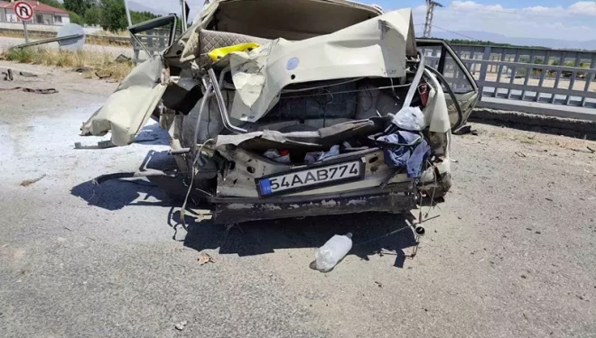 Van’da tır otomobile çarptı; 4 yaralı