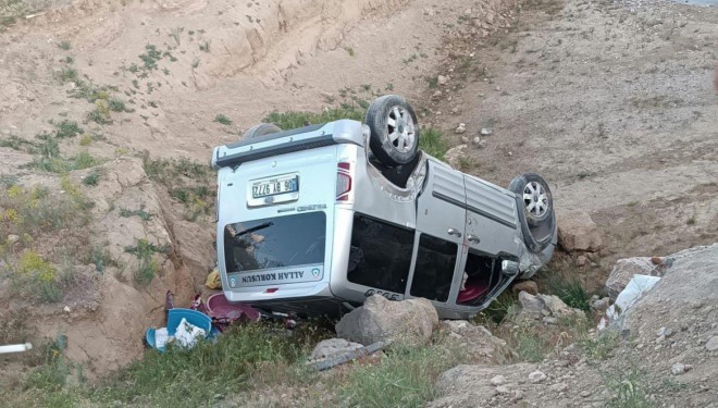 Başkale’de kamyonet dereye uçtu: 2 yaralı