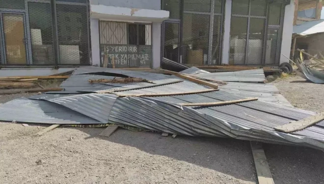 Rüzgar çatıları uçurdu, 3 araç hasar gördü