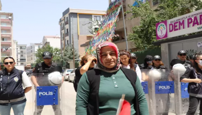 Evlat eylemindeki aileler slogan atmadan yürüdü