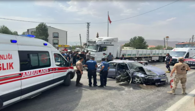 Van'da TIR ve otomobil çarpıştı; aynı aileden 4 kişi yaralandı