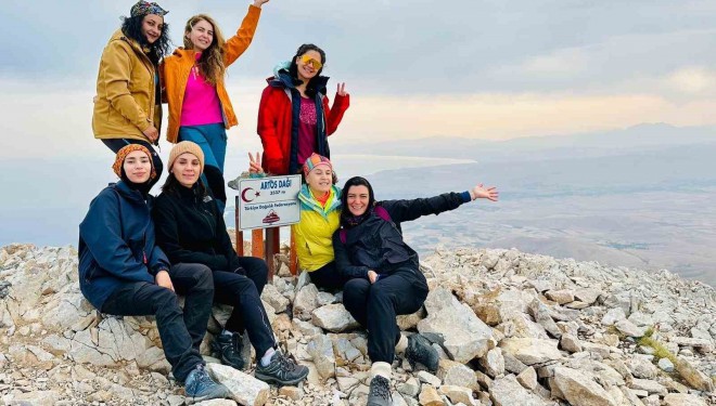 Vanlı dağcılar aynı gün Artos ve Sümbül Dağı’nda zirve yaptı