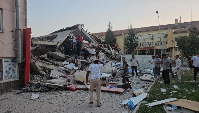 Balıkesir'de 6.1'lik deprem! 1 ev yıkıldı ciddi hasar gören yapılar var