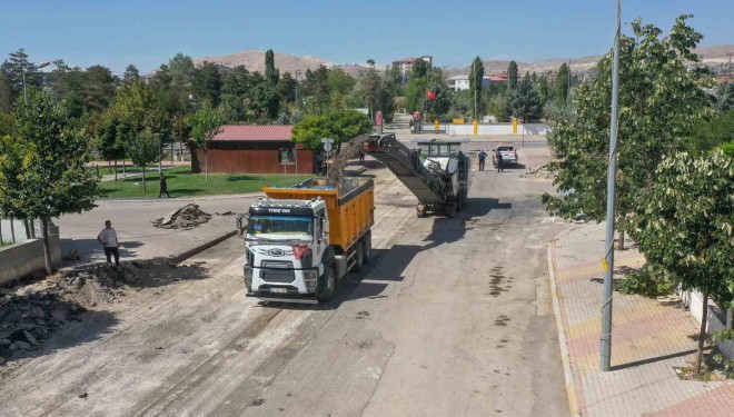 Van Büyükşehir Belediyesi Suvaroğlu Caddesi’nde çalışmalara başladı