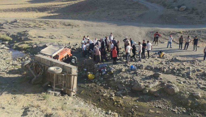 Van’da traktörün römorku devrildi: 8 yaralı