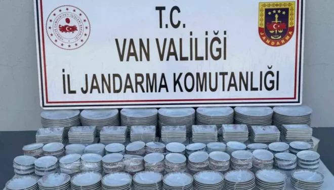 Van'da gümrük kaçağı tabak-çanak ele geçirildi