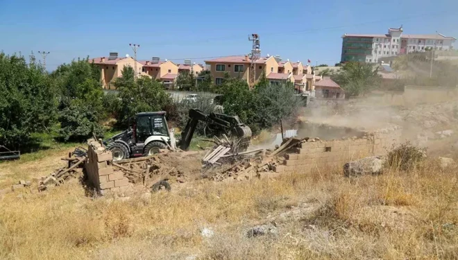 Van’da metruk yapı ve ahırların yıkımını sürüyor