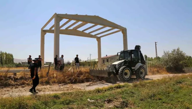 Van’da kamu alanlarını işgal eden yapıları kaldırıyor