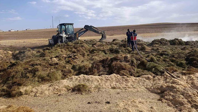 Özalp’ta çıkan yangında 700 bağ ot, 7 ton saman kül oldu