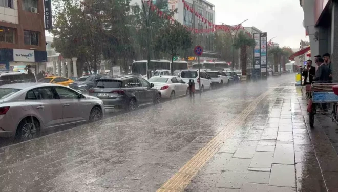 Van'da sağanak yağmur ve dolu etkili oldu