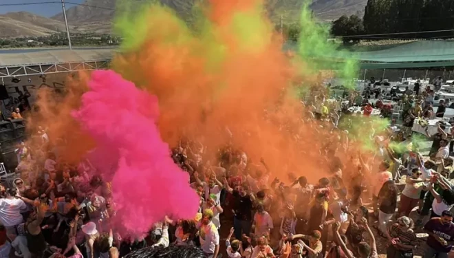 Van'da renkli festival: Yüzlerce turist doyasıya eğlendi