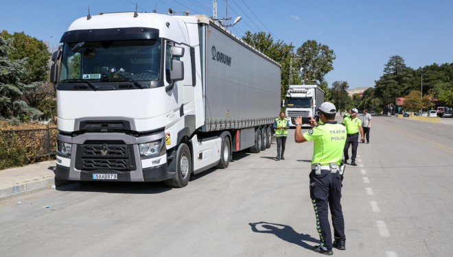 Van'da zabıta ekipleri usulsüz park yapan tırlara yönelik denetim yaptı