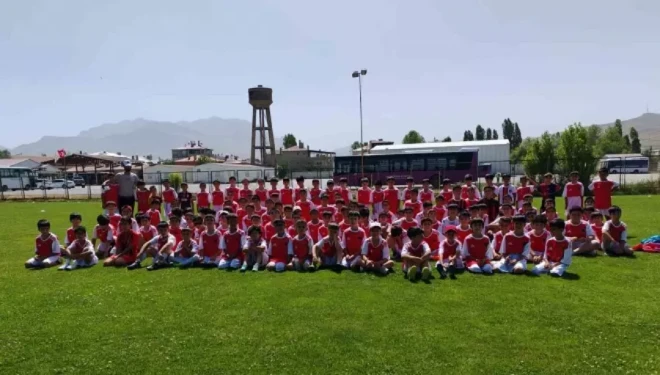 Van Büyükşehir Belediyespor’dan Vanspor’a altyapı desteği