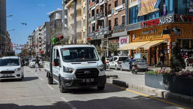 Van Büyükşehir Belediyesi caddelere gül suyu sıktı