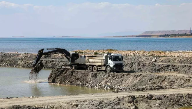 Van Gölü'nden 1 milyon 970 bin metreküp dip çamuru çıkarıldı