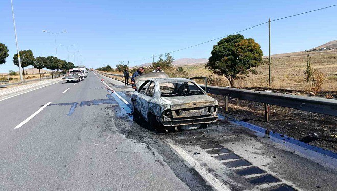 Van’da seyir halindeki İran plakalı otomobil alev alev yandı