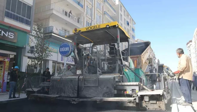 Suvaroğlu Caddesi’nde sıcak asfalt serimi yapılıyor