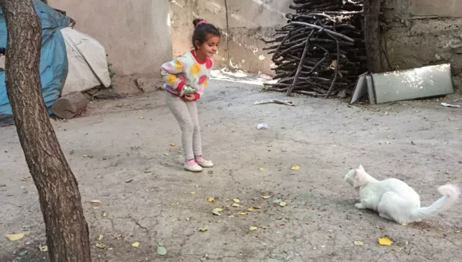 Çatak’ta minik öğrencilerden anlamlı davranış