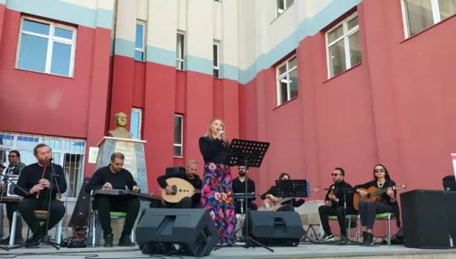 Van Büyükşehir Belediyesi Gevaş'ta konser verdi