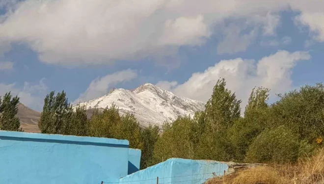 Başkale’de yüksek kesimlere kar yağdı