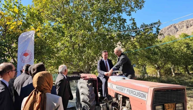 Vali Ahmet Karakaya ceviz hasadına katıldı