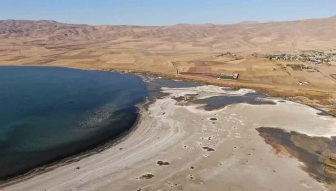 Erçek Gölü’nde su seviyesi gözle görülür şekilde azaldı