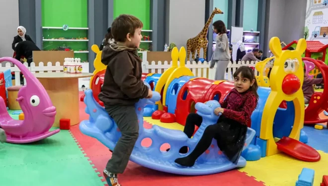 Van'da çocuklar oyuncak evinde mutluluğa doyuyor