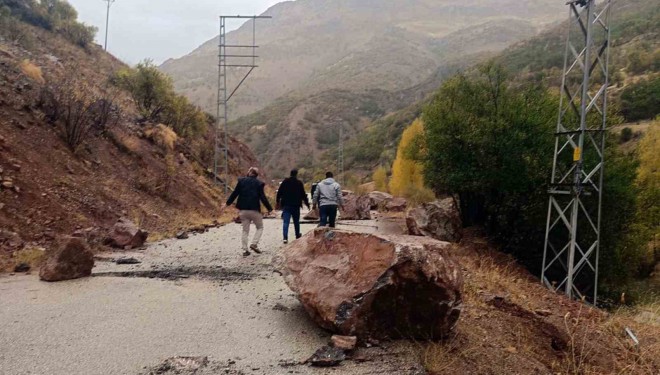 Çatak’ta yola kaya parçaları düştü