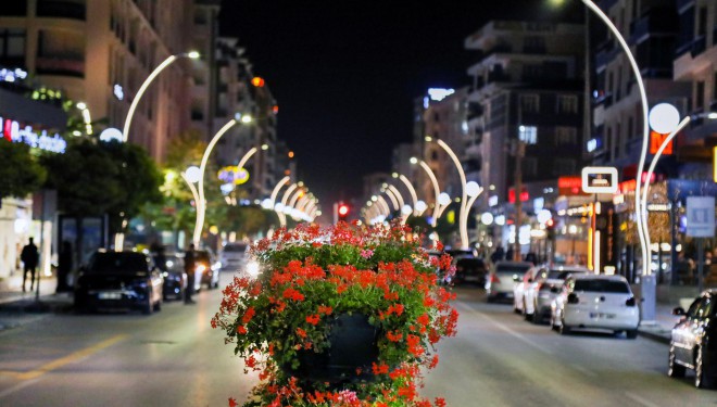 İkinisan Caddesi ışıl ışıl oldu