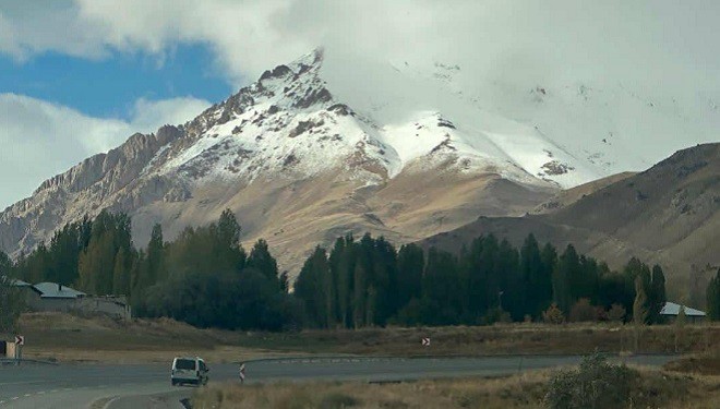 Başkale’de yüksek kesimlere kar yağdı