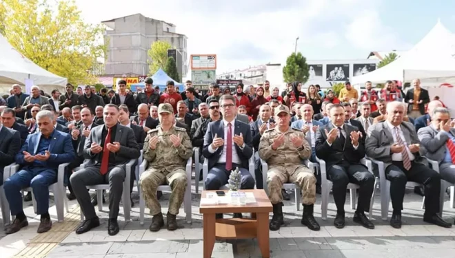 Erciş’te 2011 depreminde hayatını kaybedenler anıldı