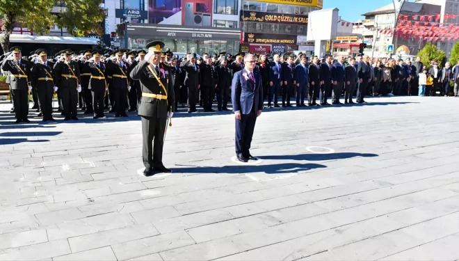 Vali Ozan Balcı, çelenk sunma törenine katıldı