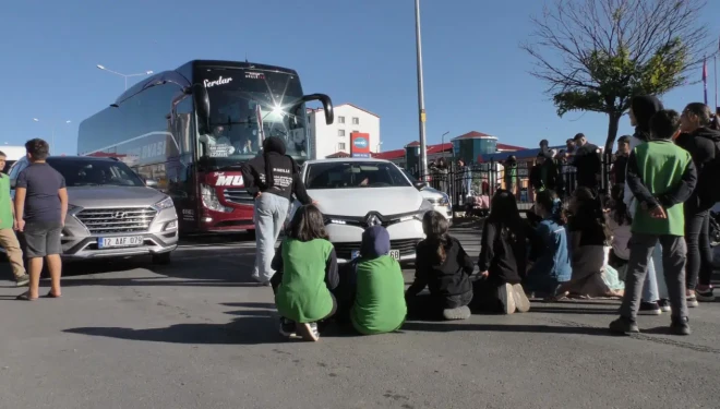 Bingöl-Muş kara yolunda öğrenciler ve veliler yolu kapattı!