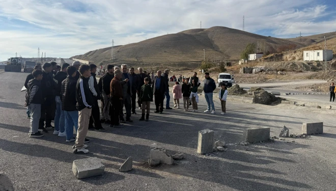 Van'da Öğrenciler ve aileleri yolu trafiğe kapattı