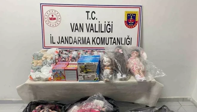 Van’da kaçak eşya ve gıda maddesi ele geçirildi