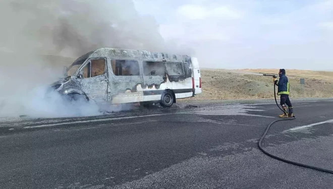 Van’da alev alan minibüs kullanılamaz hale geldi