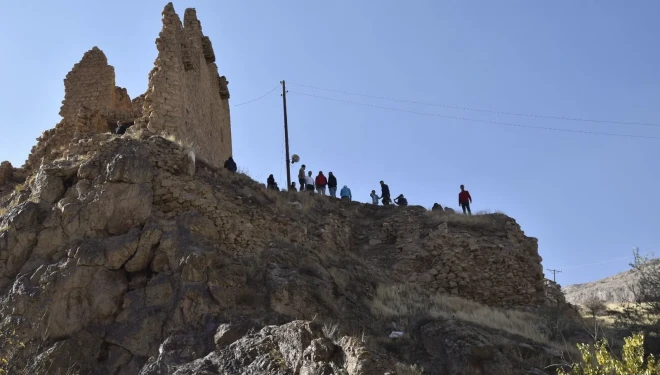 Bir Urartu mirası olan Zernek Kalesi restore edilmeyi bekliyor