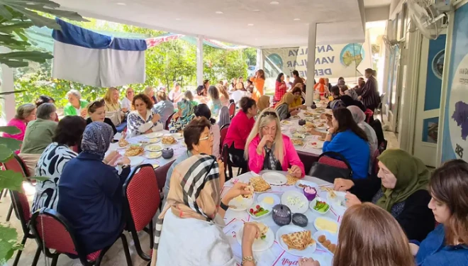 Antalya'da yaşayan Vanlı kadınlar kahvaltıda bir araya geldi