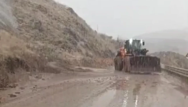 Yüksekova-Van kara yolunda heyelan meydana geldi