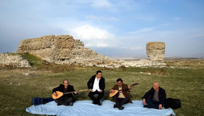 Van'da 40 yıl önce yüzdükleri yerde çimlere oturdular, türkü söylediler